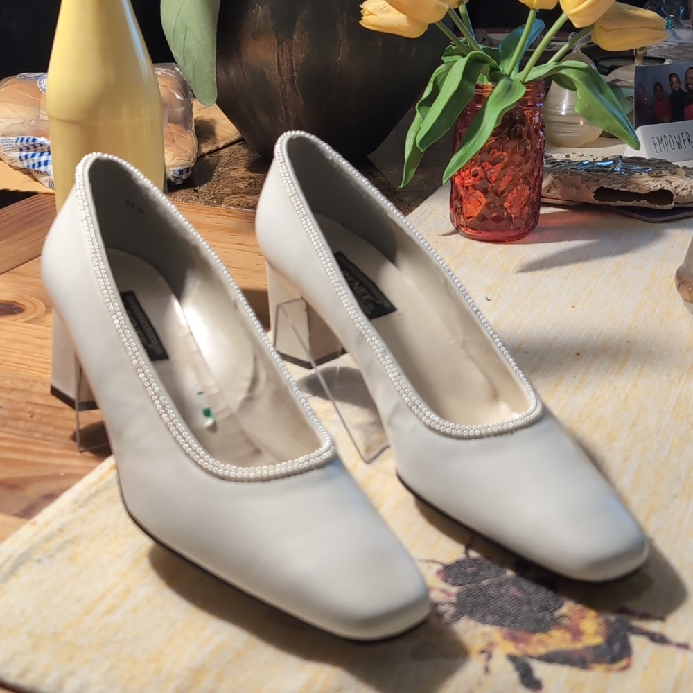 Bone and Pearl-Trim Women's Pumps - Picture 3 of 6